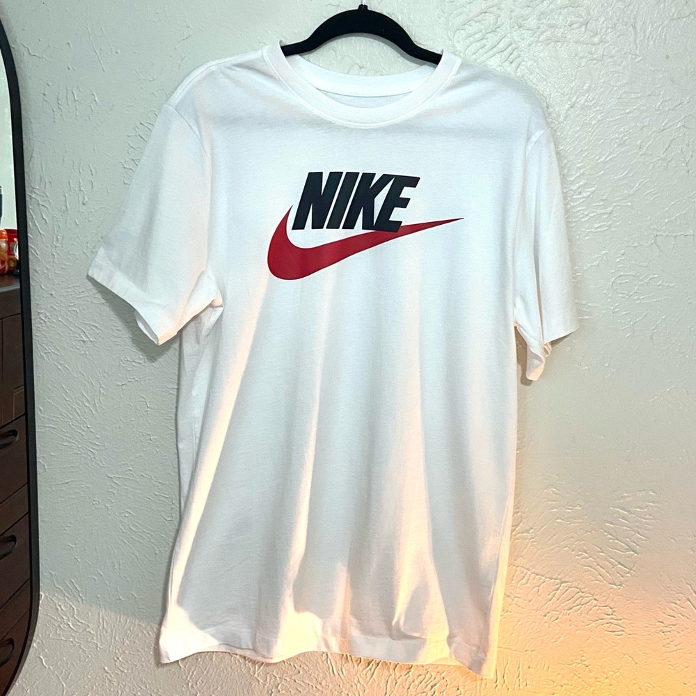 *NEW* *UN-WORN* Men’s Nike Sportswear T-Shirt - Medium - White/Black/Red - Soft!